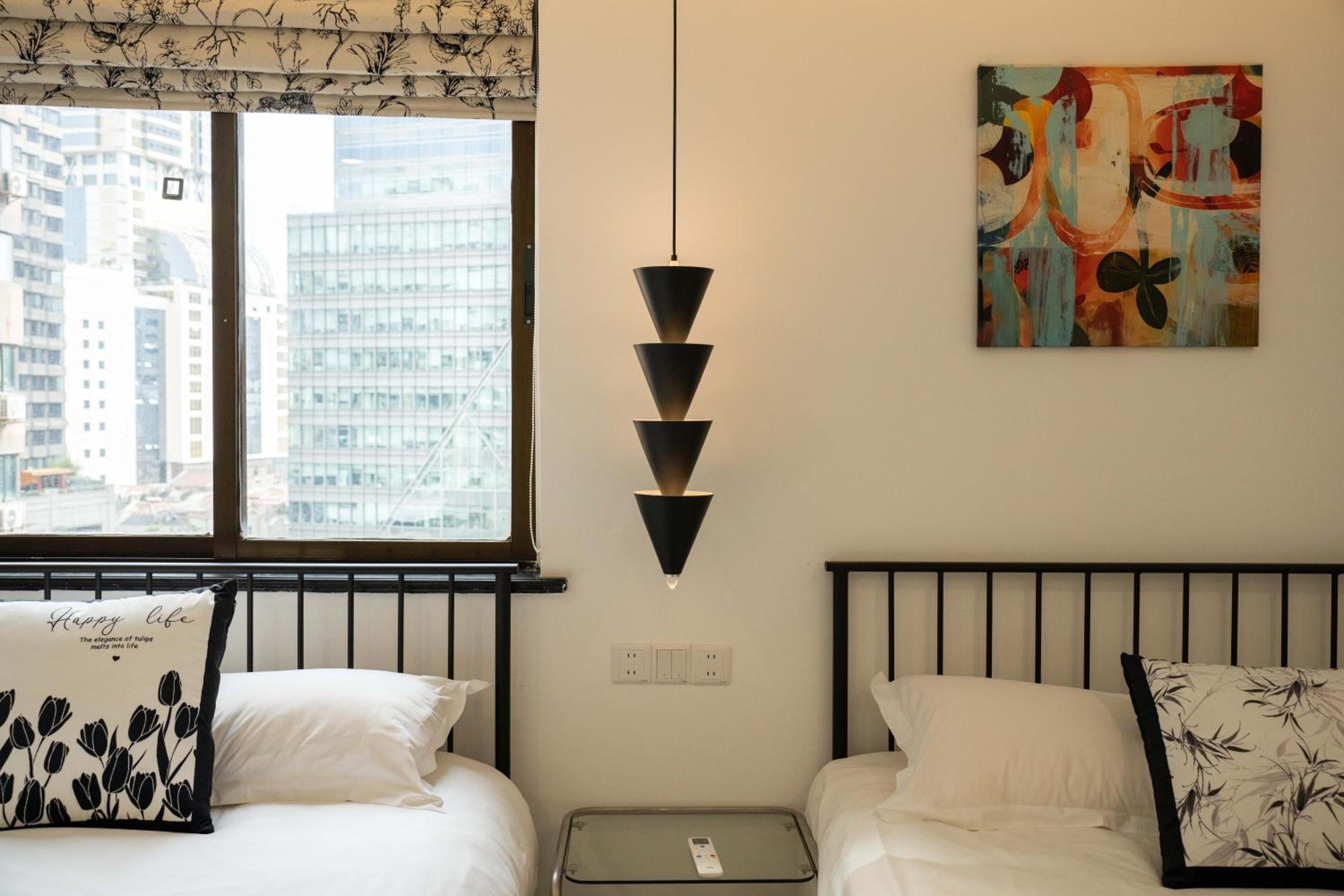 Yi Du Home with City View - Family Suite 500m to Nanjing West Rd Near People's Square -Credit Cards Accepted