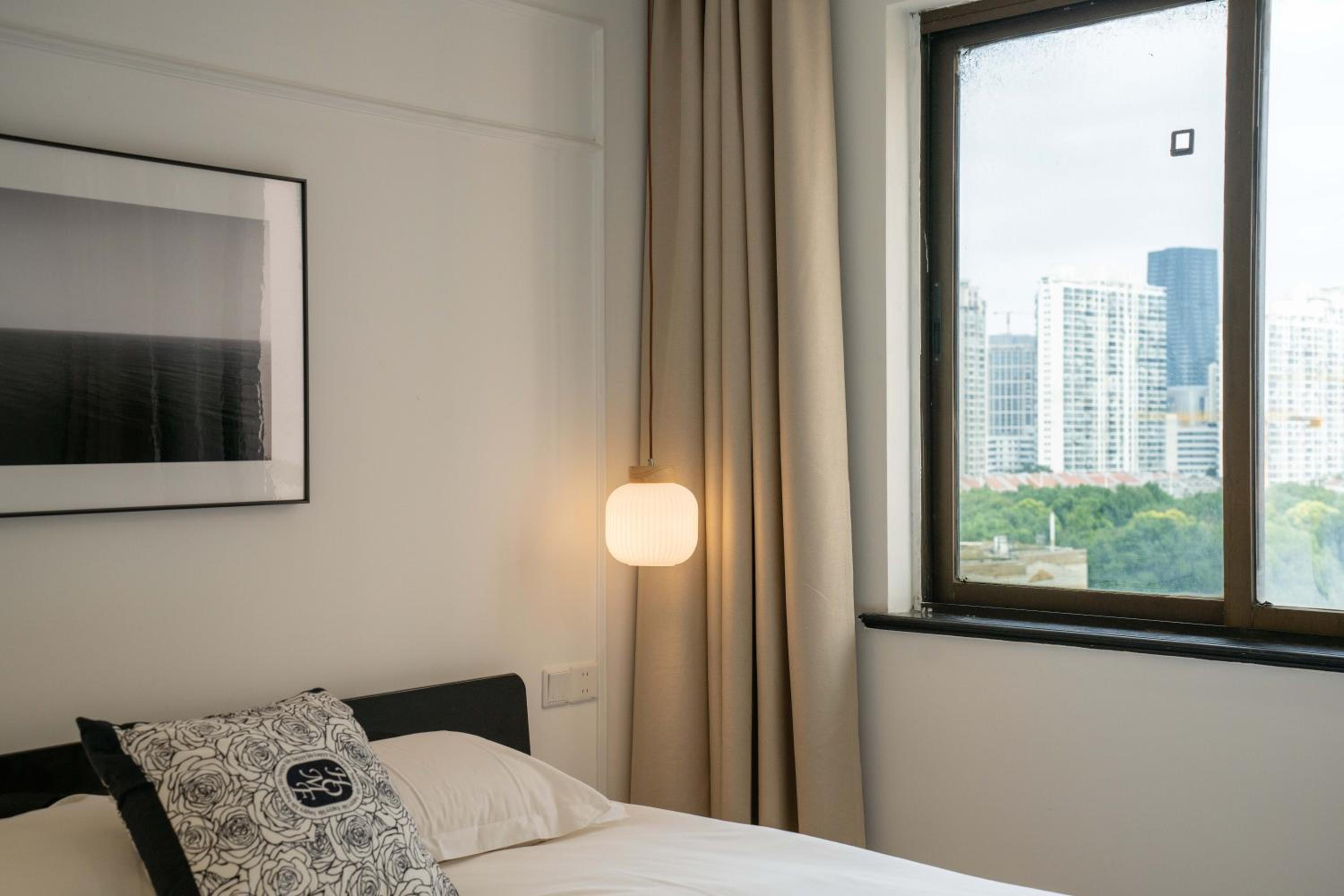 Yi Du Home with City View - Family Suite 500m to Nanjing West Rd Near People's Square -Credit Cards Accepted