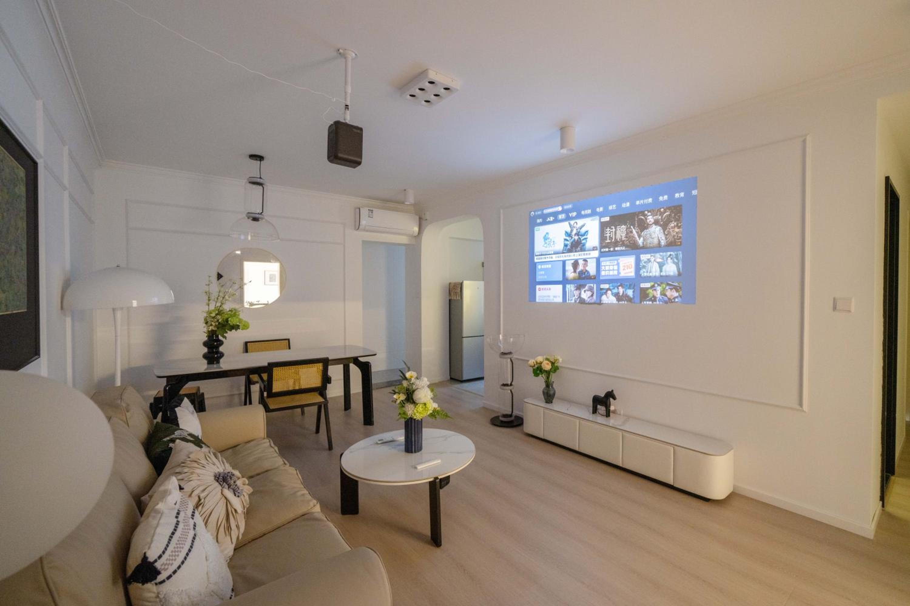 Yi Du Home with City View - Family Suite 500m to Nanjing West Rd Near People's Square -Credit Cards Accepted