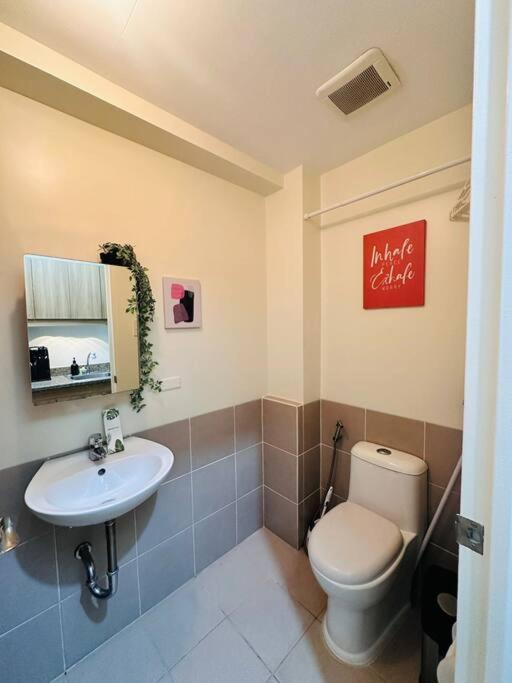 1-BR Condo with Pool & Skyline Views in Pasig view 3