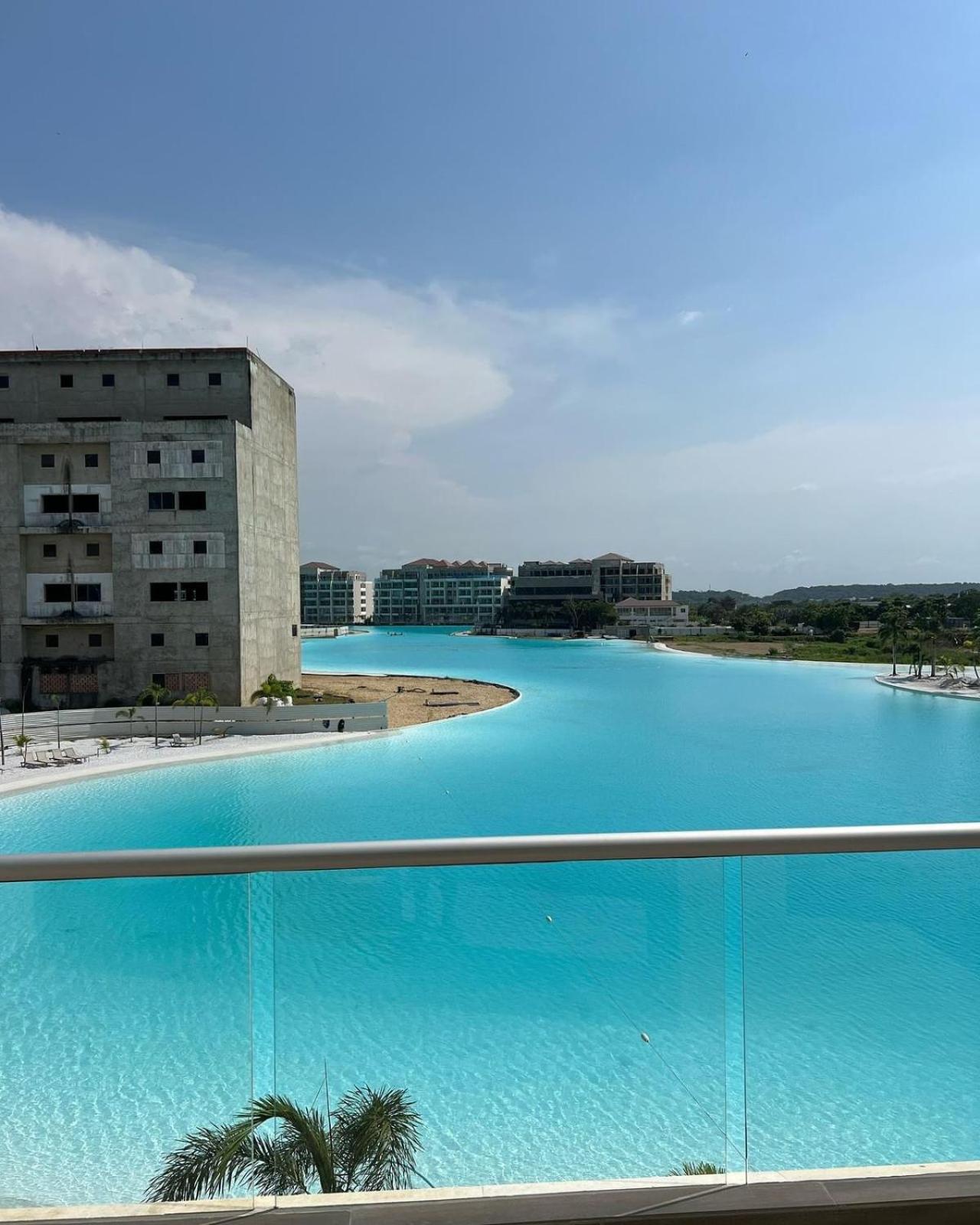 Lujoso Apartamento en Baia Kristal - Frente a la Playa Artificial Más Grande de Colombia