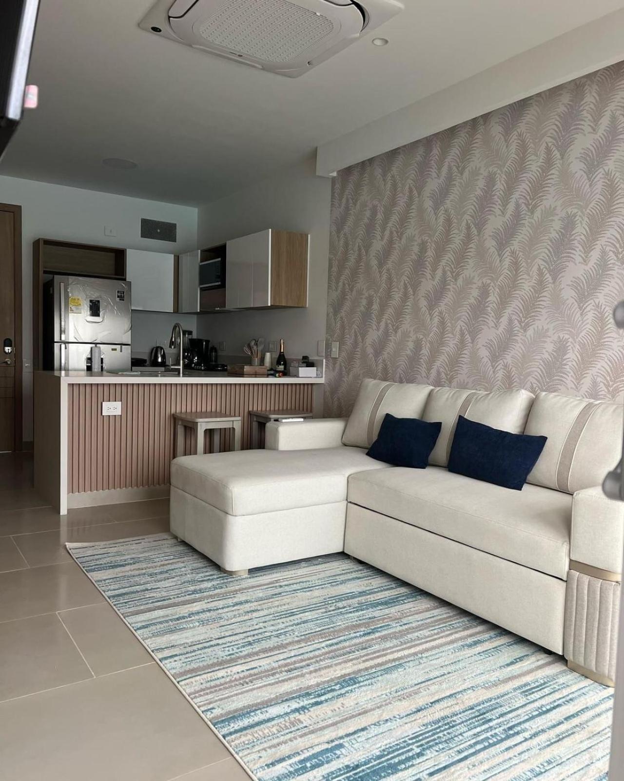 Lujoso Apartamento en Baia Kristal - Frente a la Playa Artificial Más Grande de Colombia