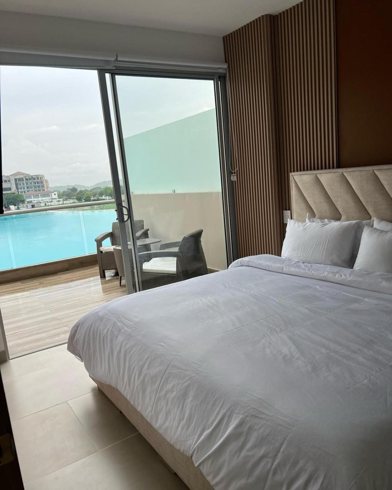 Lujoso Apartamento en Baia Kristal - Frente a la Playa Artificial Más Grande de Colombia