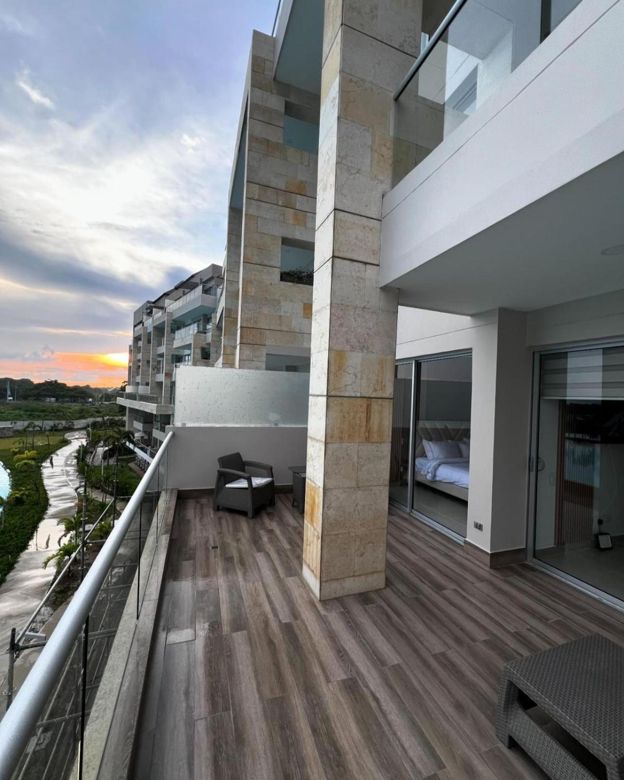 Lujoso Apartamento en Baia Kristal - Frente a la Playa Artificial Más Grande de Colombia