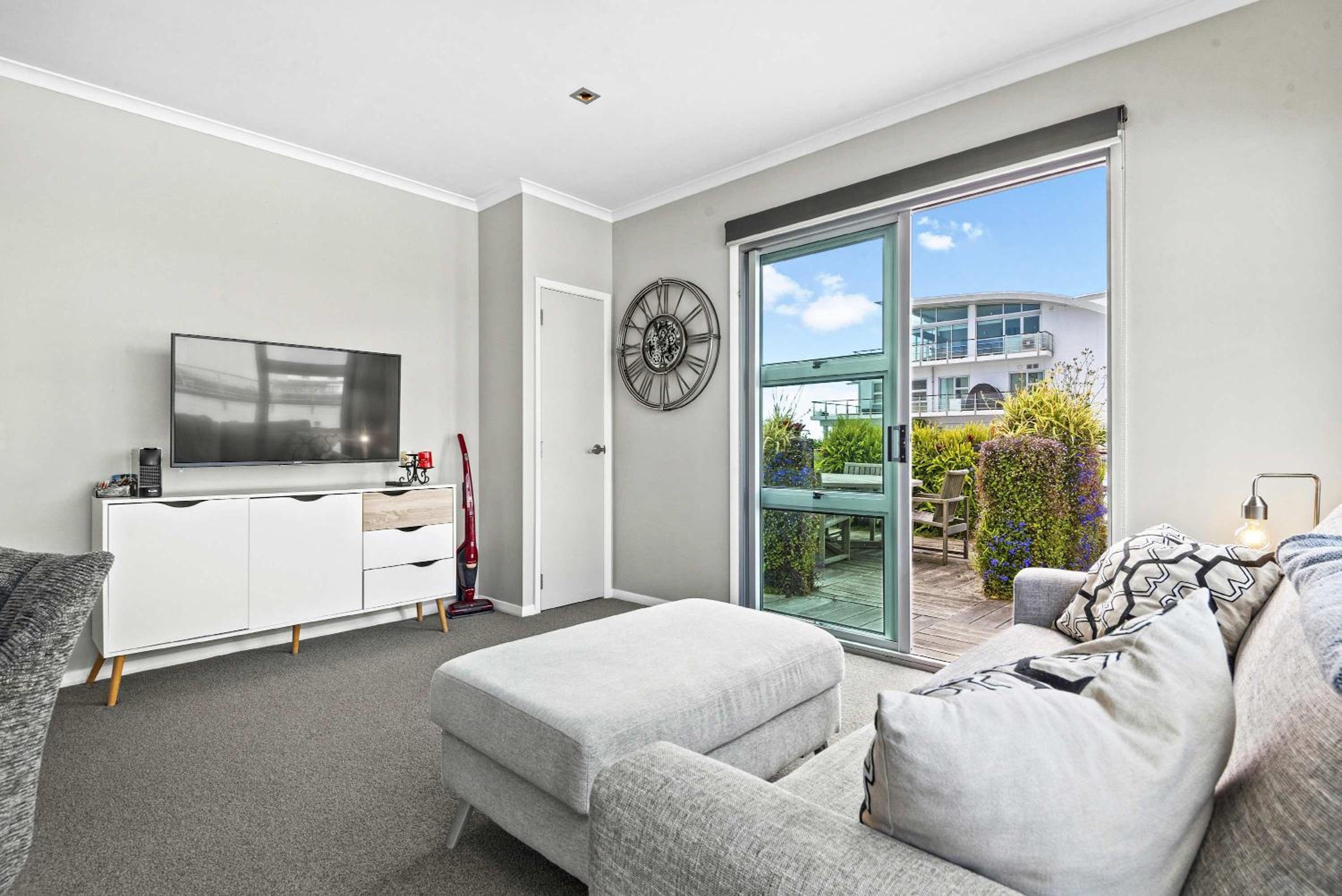 Waterfront 1 Bd Apt with AC WIFI Princess Wharf
