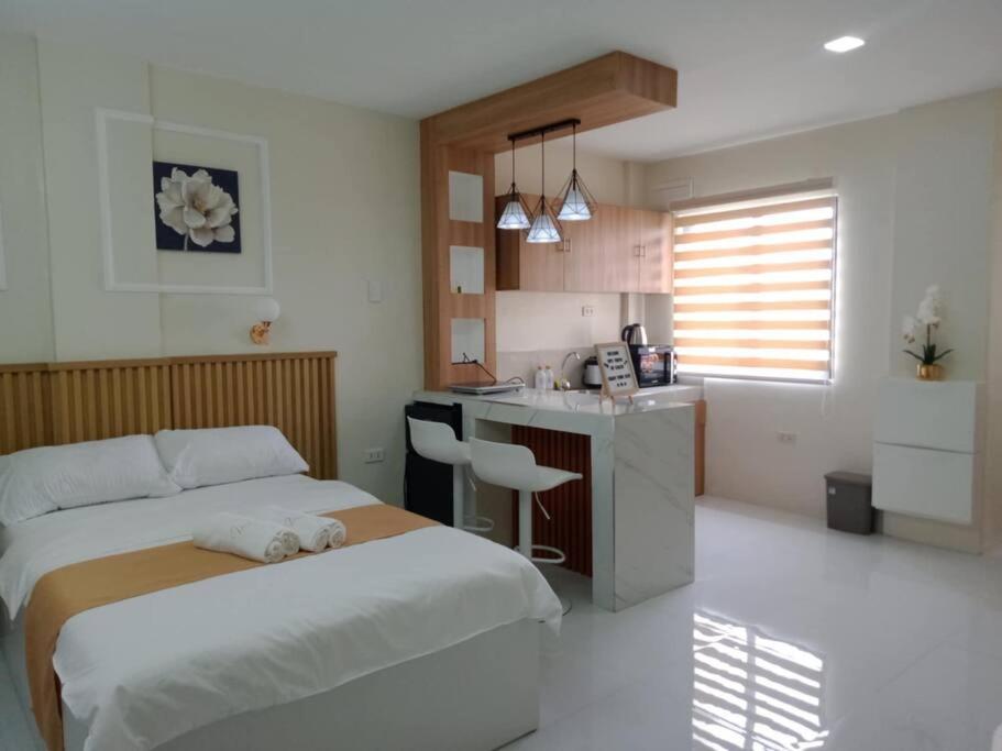 homefortzone Lipa fully interior netflix pool and free parking view 3