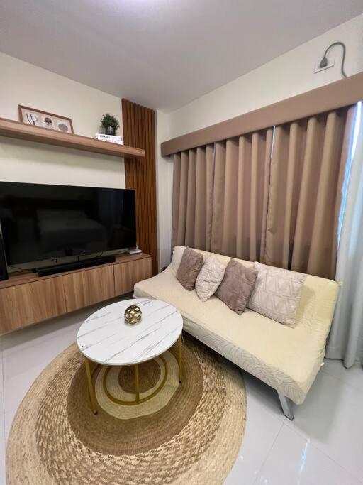 homefortzone Lipa fully interior netflix pool and free parking view 4