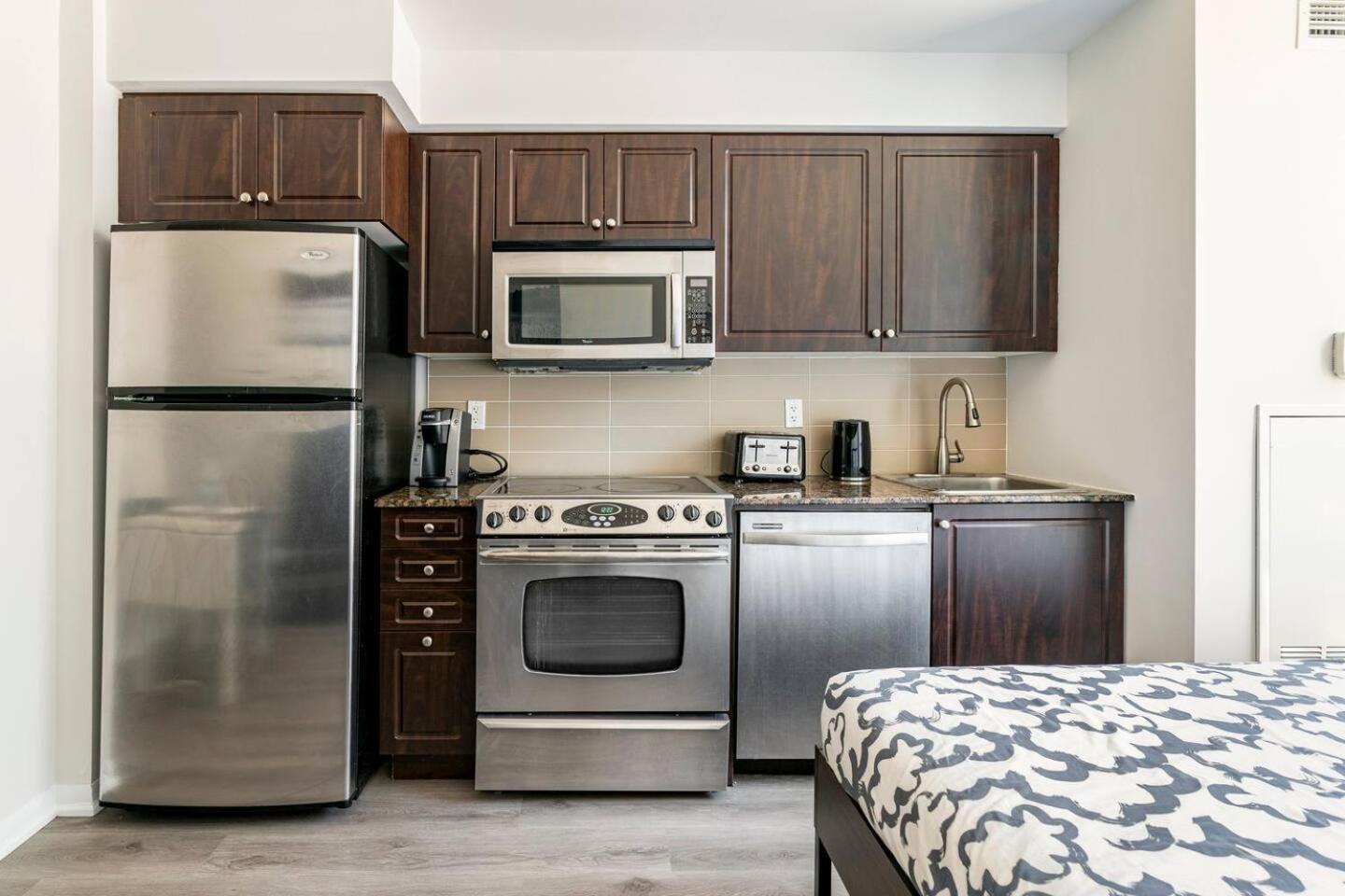 City View Towers - Steps to CN Tower - Indoor Pool - Save on 4 weeks stay in February