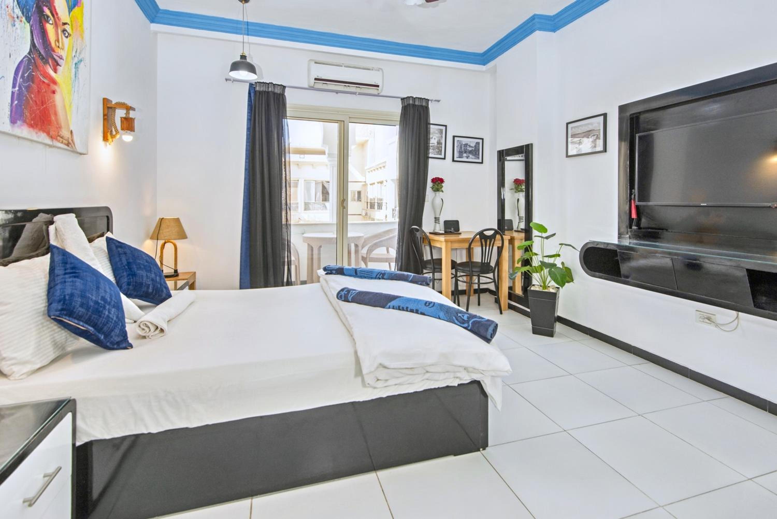 Rare New Marina Hotspot With Fast Free WIFI, Balcony & Pool - Western Standards - Sheraton Plaza 414 view 3
