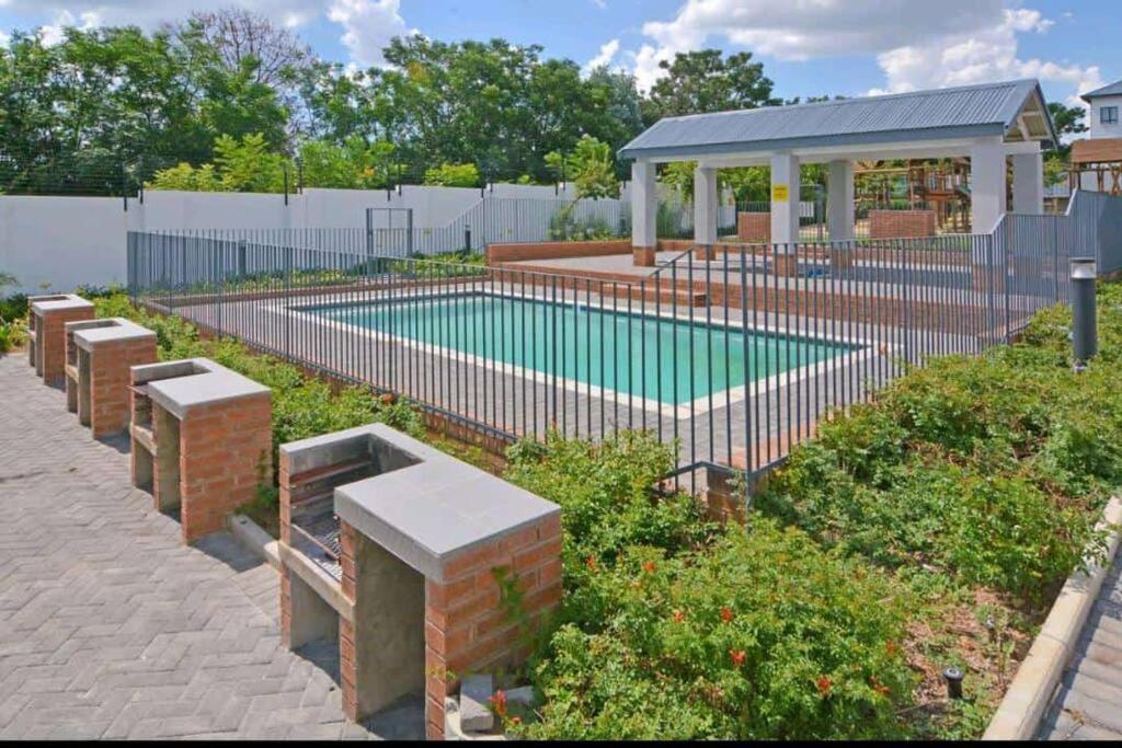 Luxury & Secure apartment - Fourways view 4