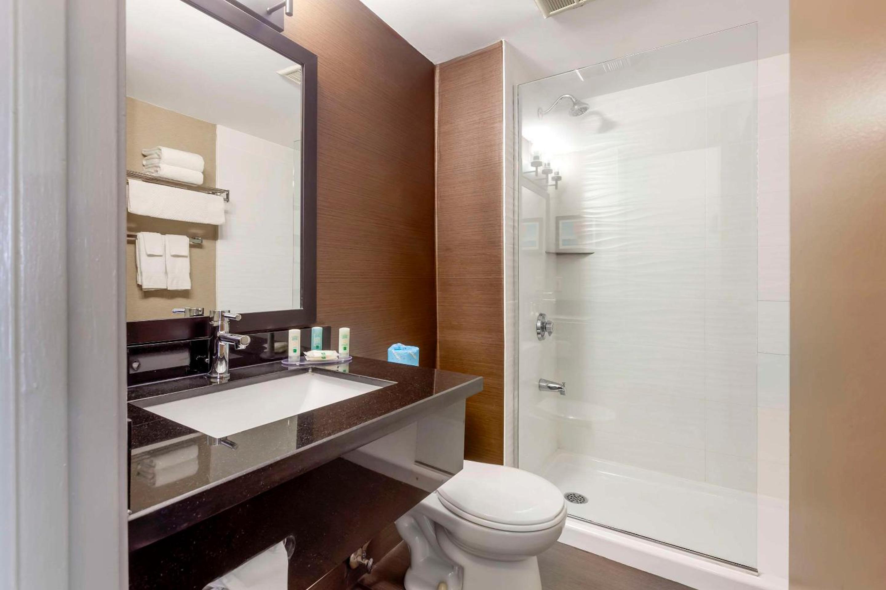 Peterborough Vacations - Quality Inn - Property Image 8