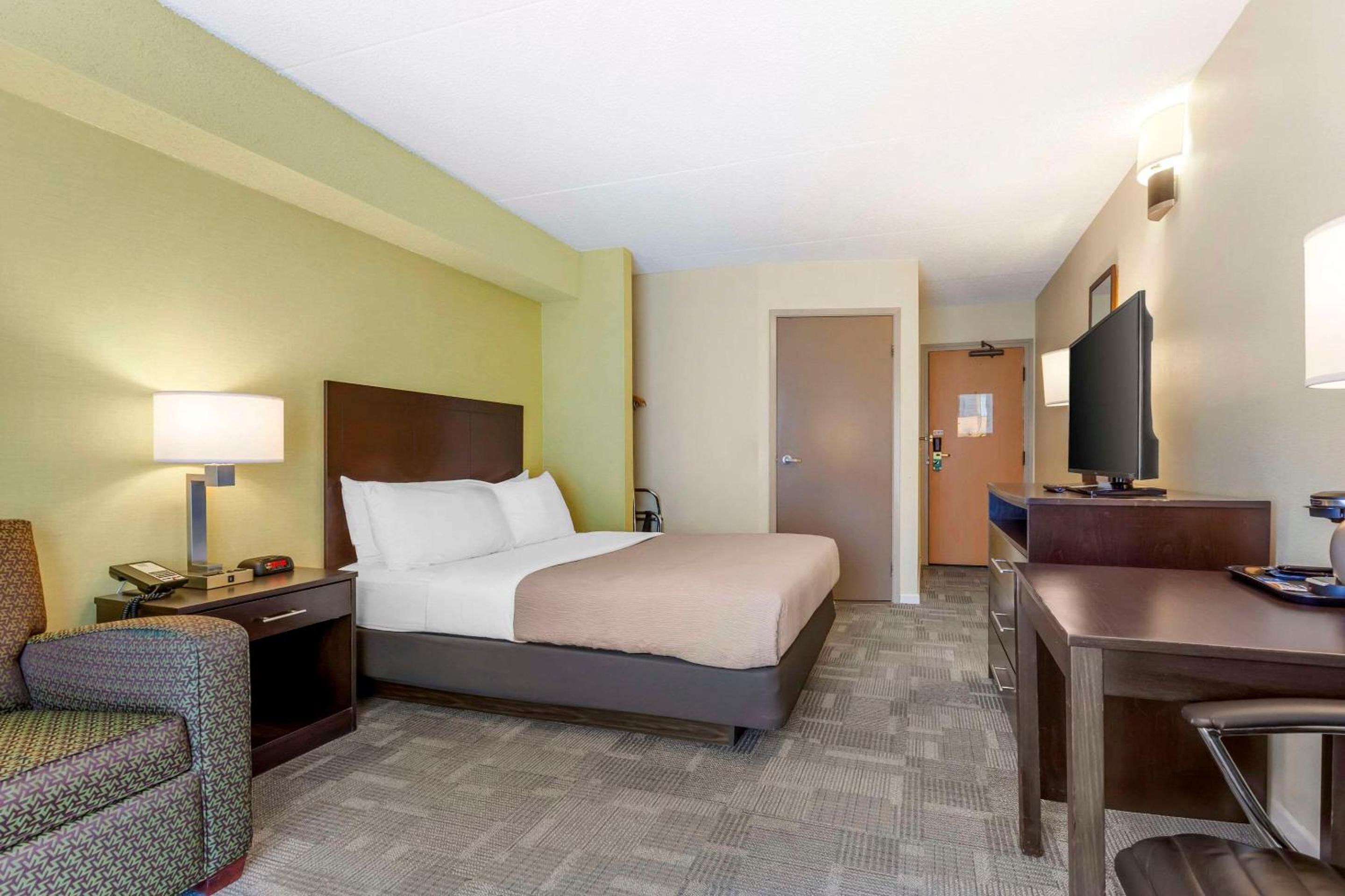 Peterborough Vacations - Quality Inn - Property Image 1