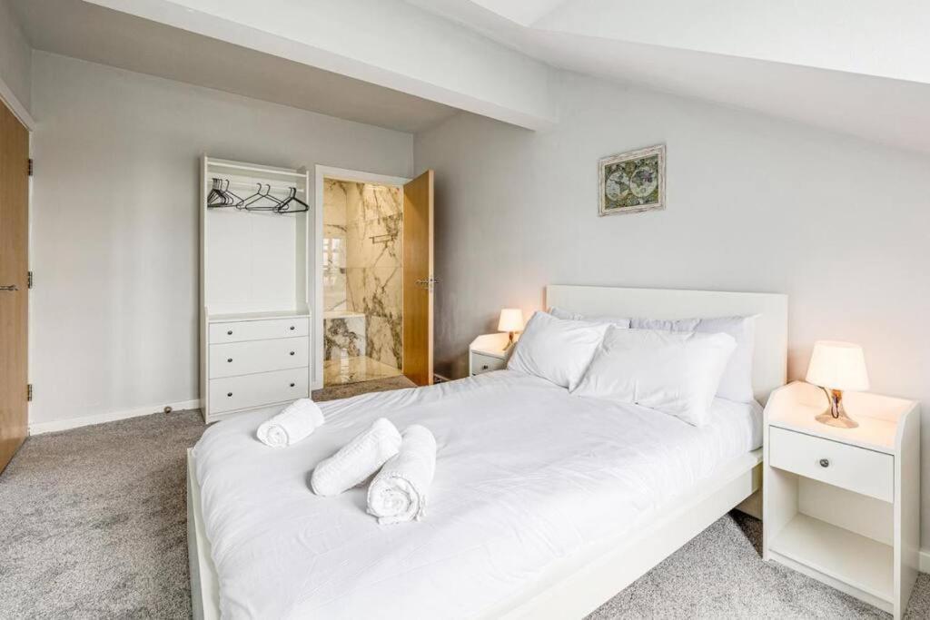 Large 2 Bed 2 Bath Central Manchester view 2
