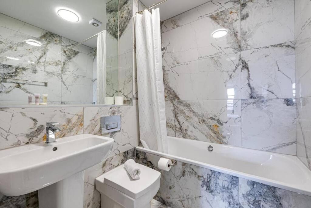 Large 2 Bed 2 Bath Central Manchester view 3