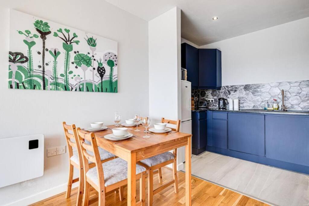 Large 2 Bed 2 Bath Central Manchester view 5