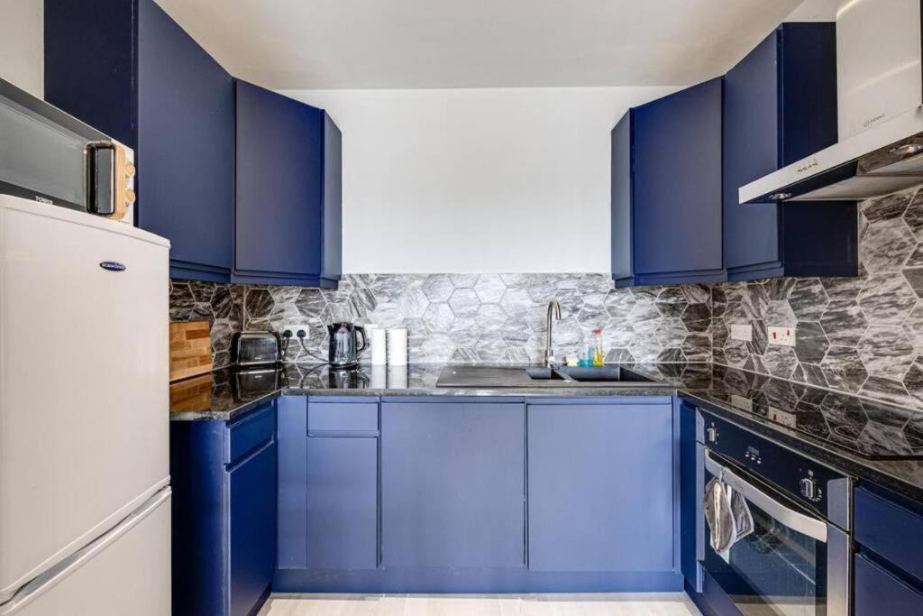 Large 2 Bed 2 Bath Central Manchester view 4