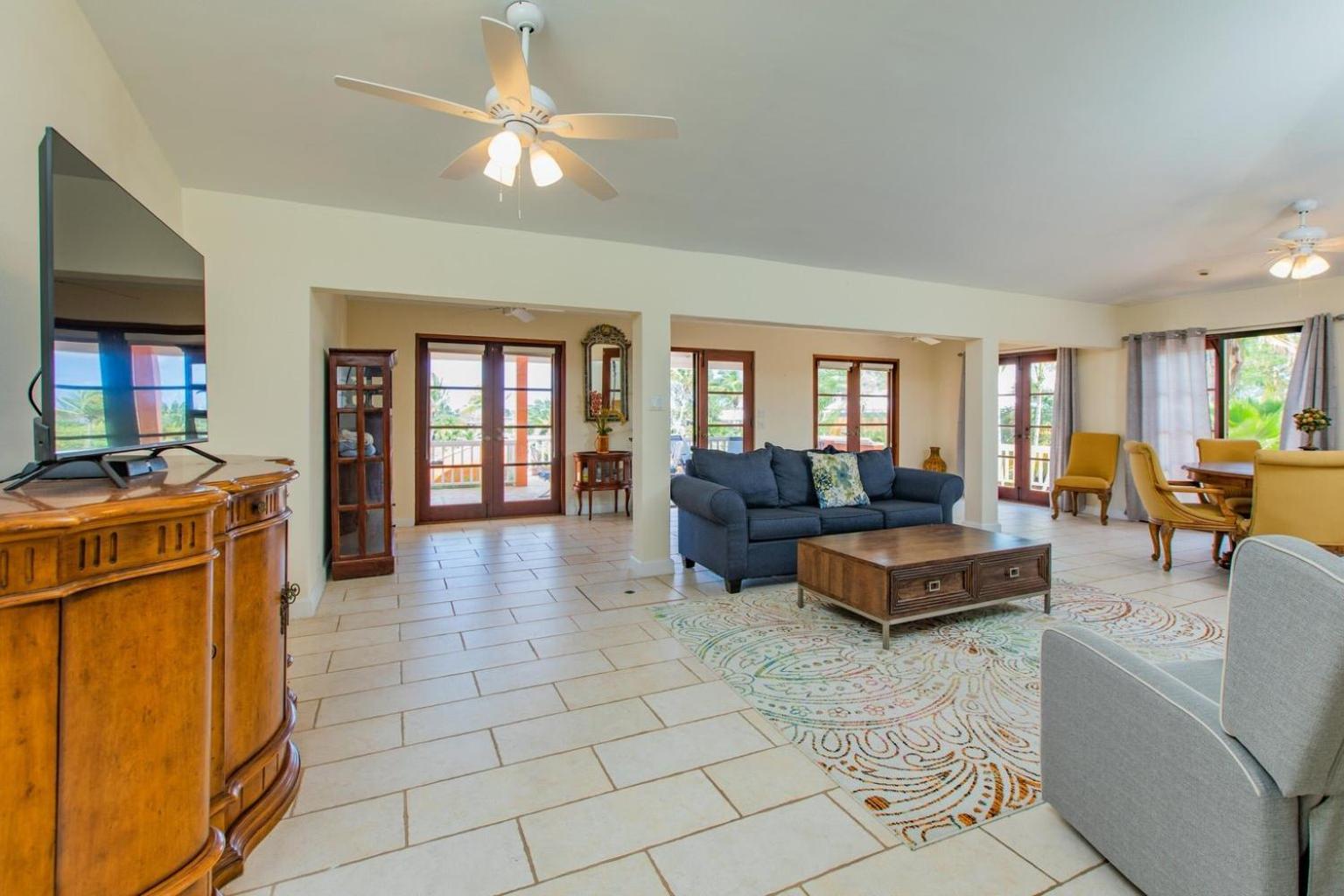Welcome to Walk to the Beach Located walking distance to the Beach and Green Caye Marina view 5