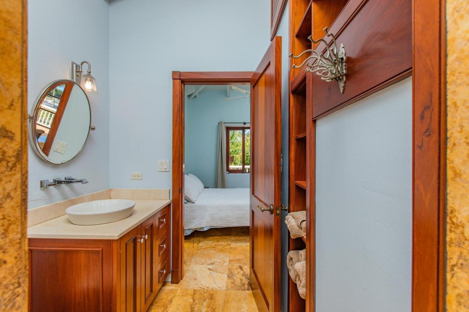 Welcome to Walk to the Beach Located walking distance to the Beach and Green Caye Marina view 2