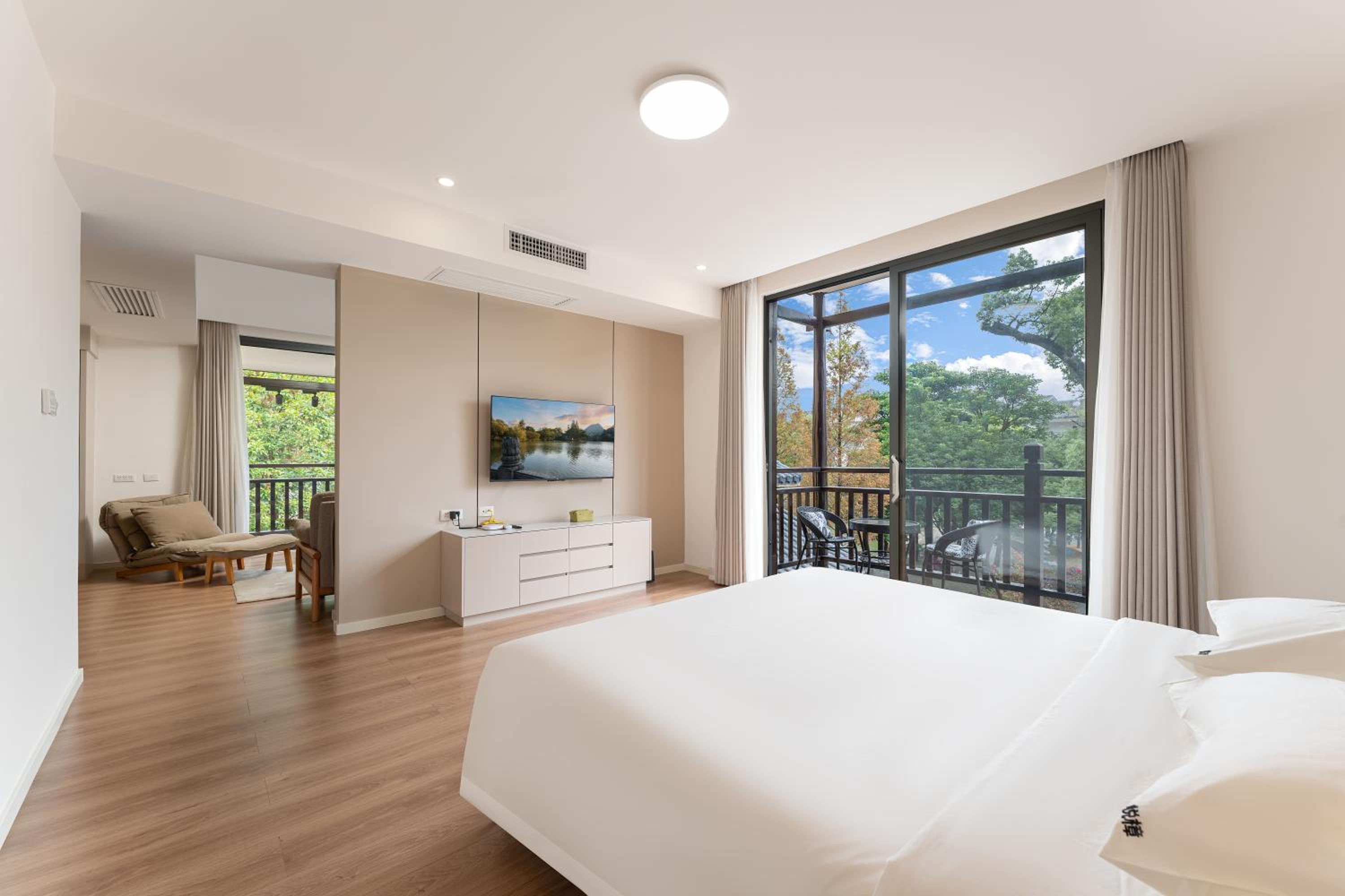 Guilin Camphor Country House Free pick-up service at train station for two nights
