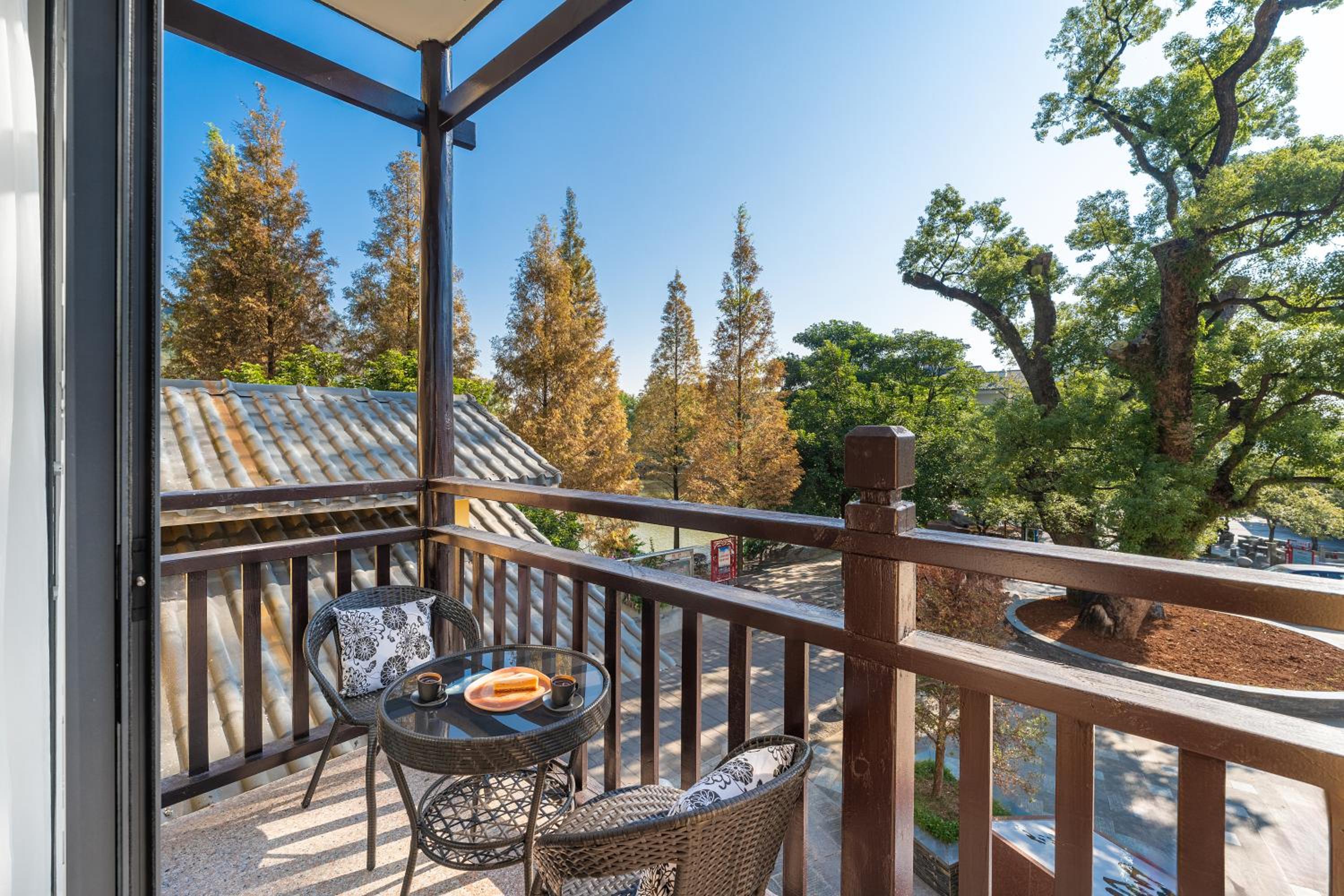 Guilin Camphor Country House Free pick-up service at train station for two nights