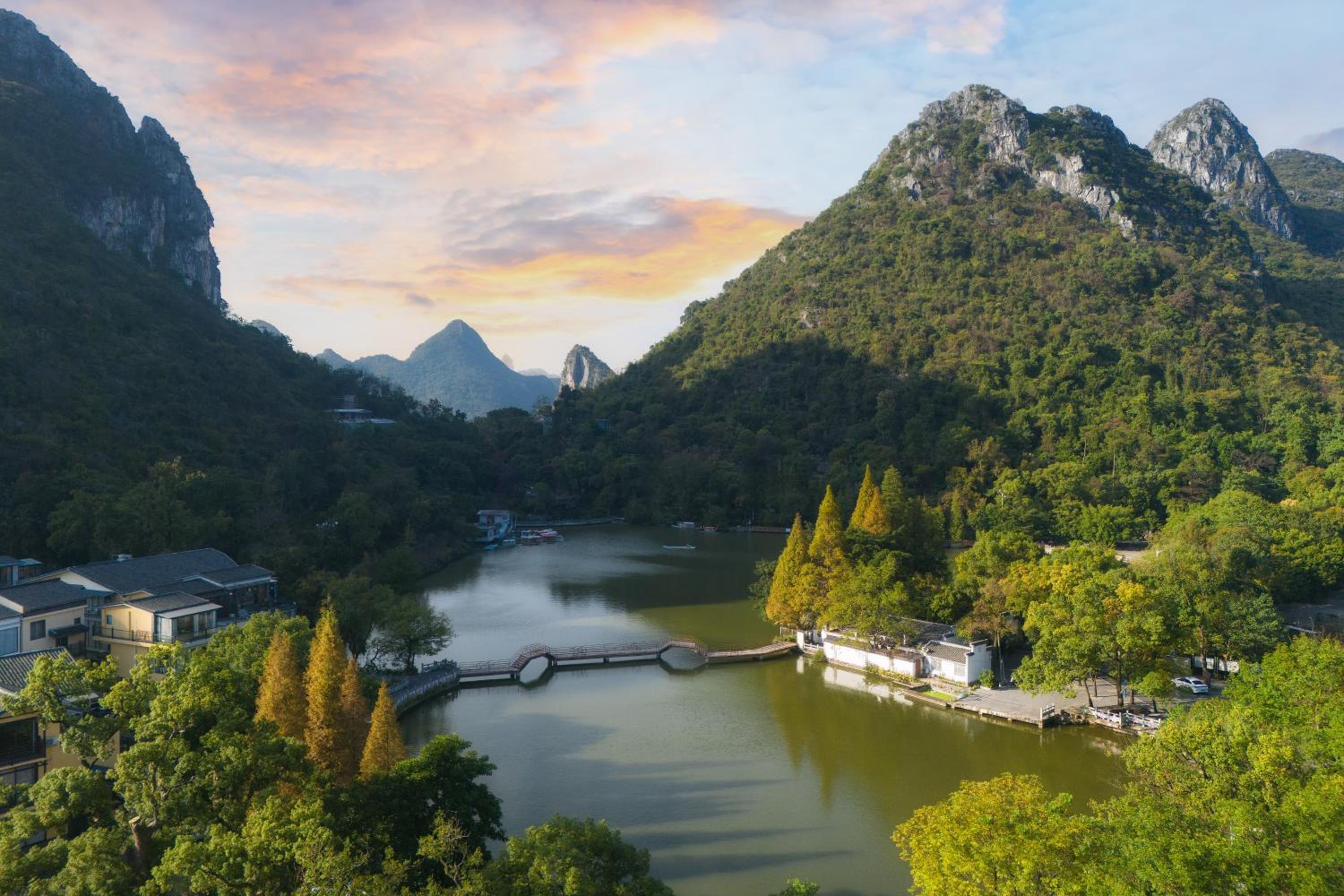 Guilin Camphor Country House Free pick-up service at train station for two nights