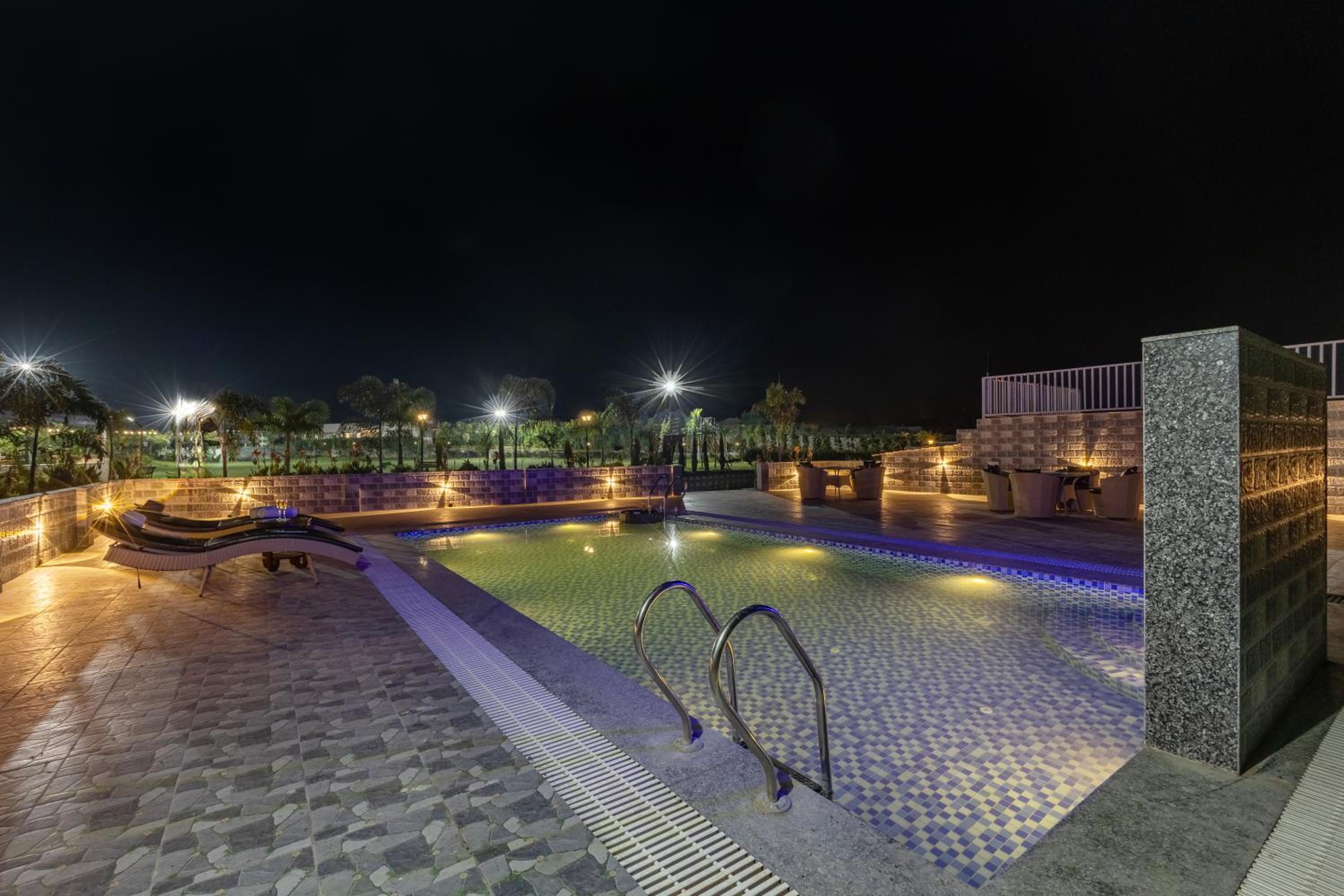 ELIVAAS 5 BHK With Pvt Pool & Garden - Zenora view 3