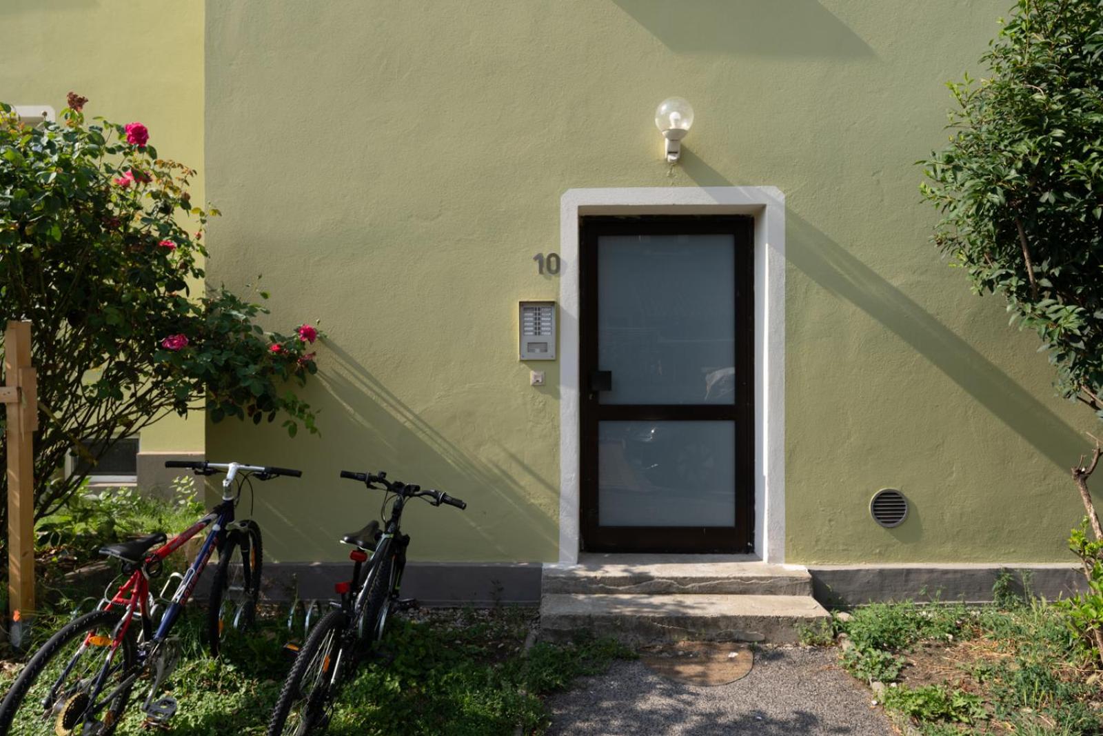 Spacious 7-Person Leoben Apartment - Ideal for Workers, Groups & Family