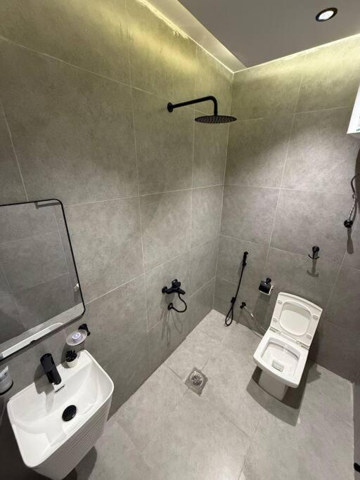 Serenity Stay 1BR Apartment Almasif
