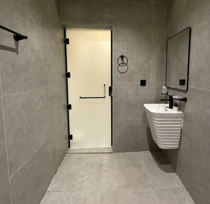 Serenity Stay 1BR Apartment Almasif