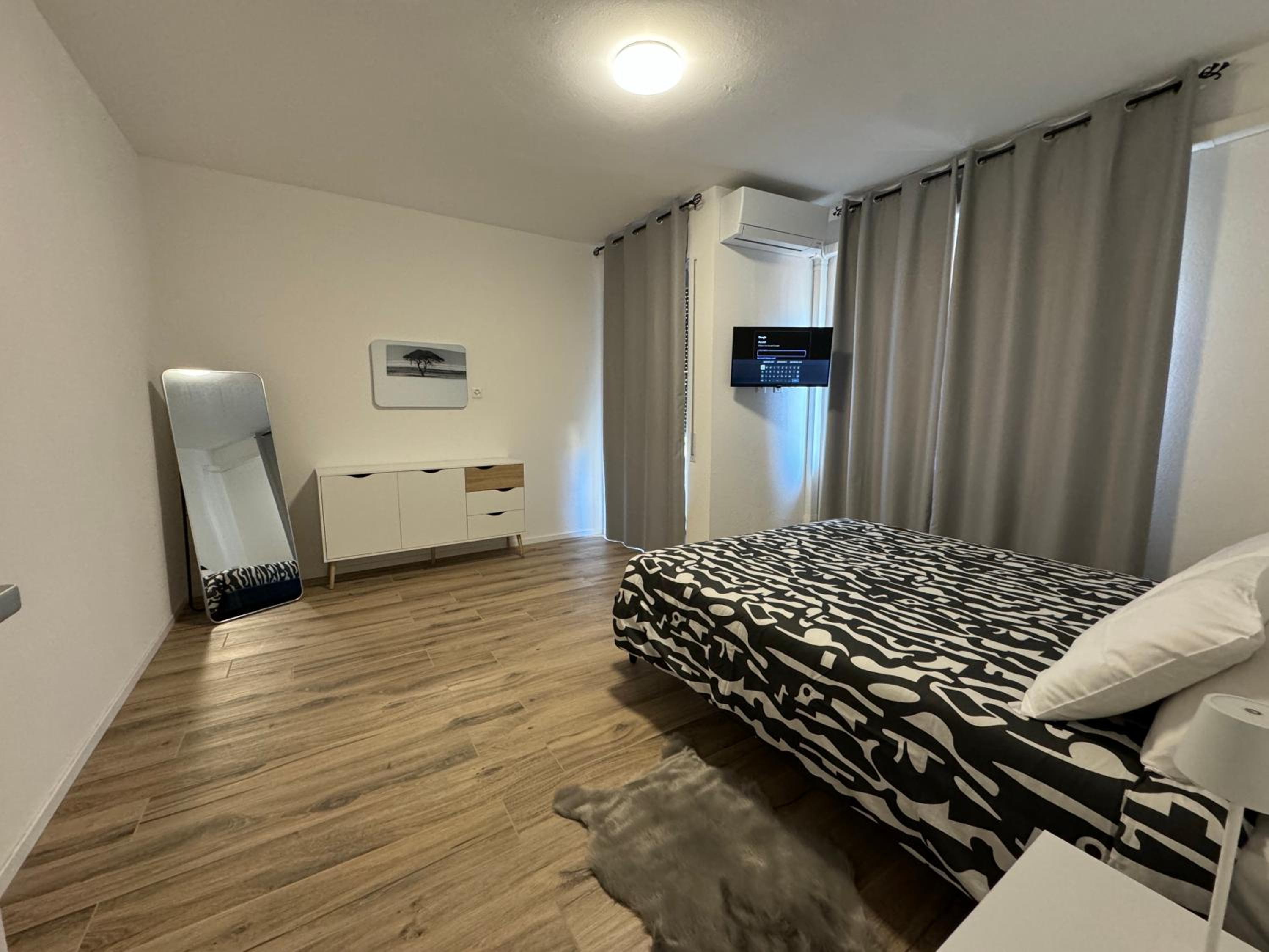 Deluxe Central Apartment Large - Free Parking