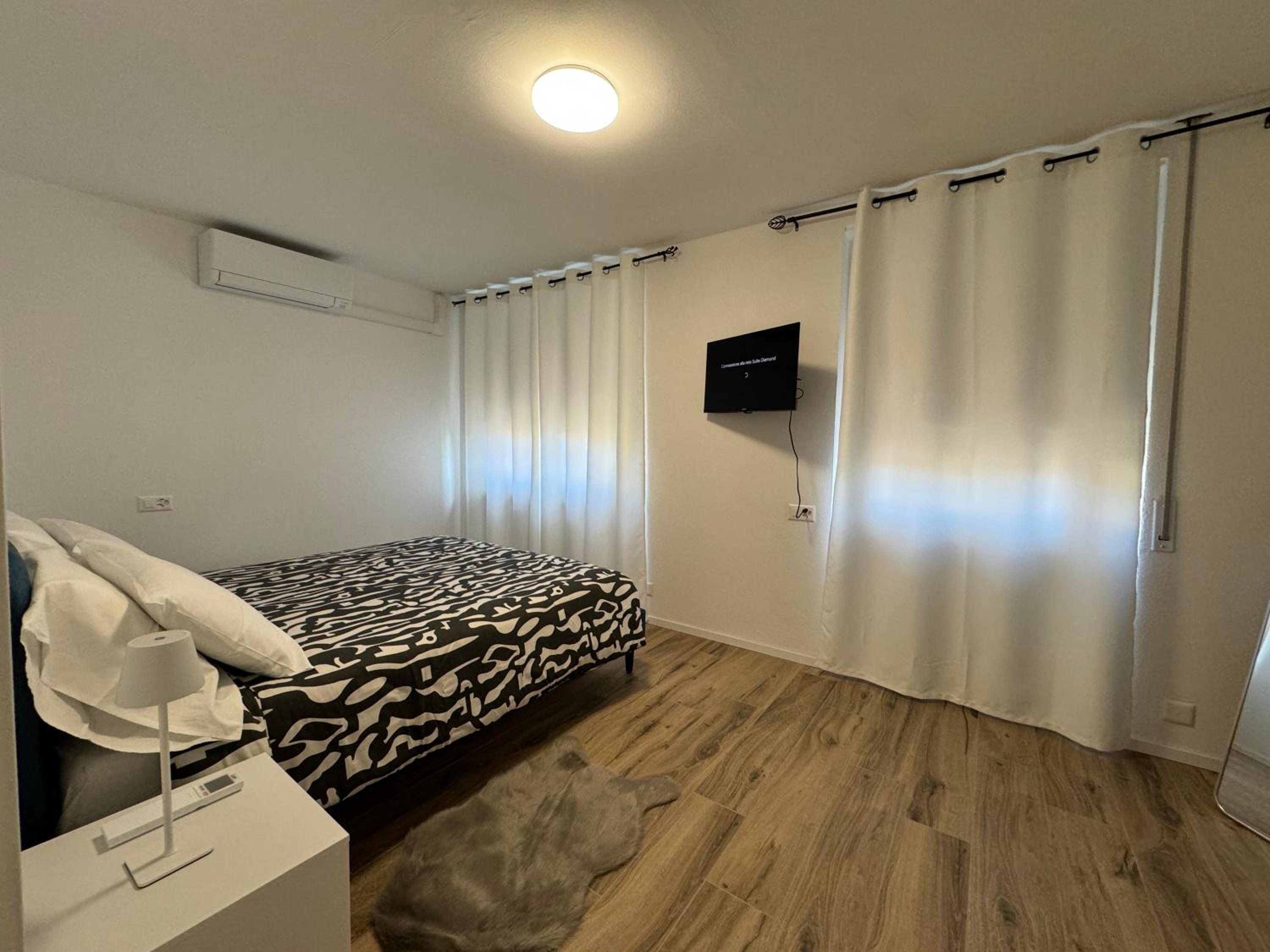 Deluxe Central Apartment Large - Free Parking