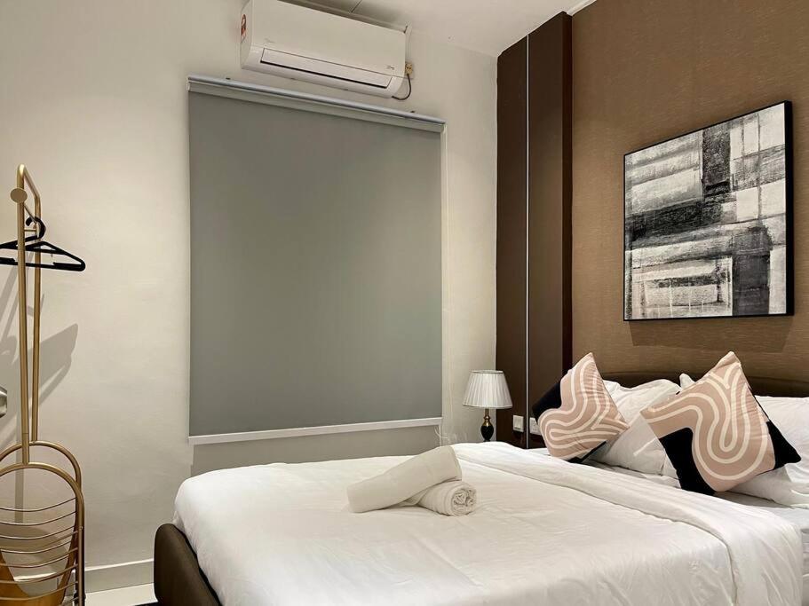 Lovely Modern Home 4 Bedroom Mount Austin JB