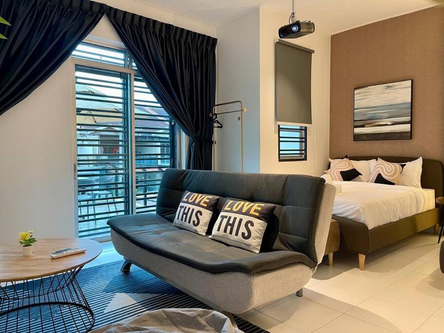 Lovely Modern Home 4 Bedroom Mount Austin JB