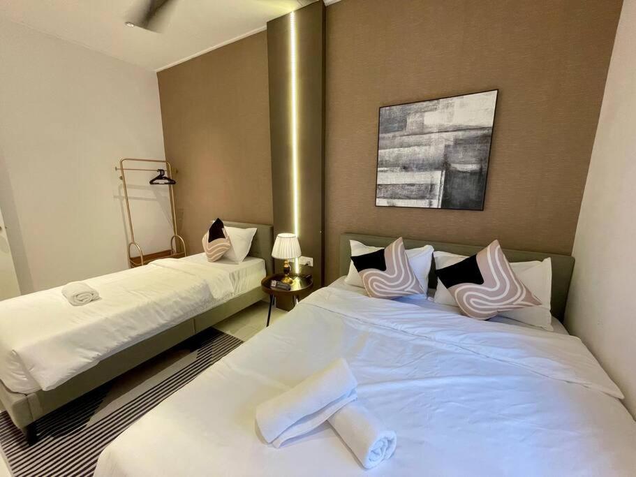 Lovely Modern Home 4 Bedroom Mount Austin JB