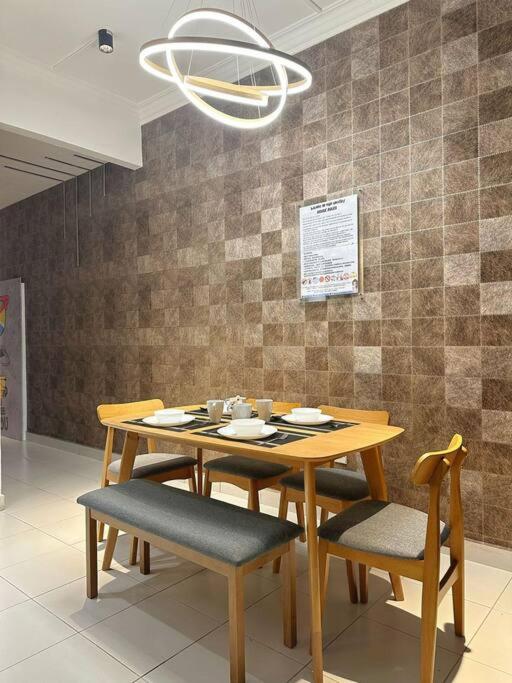 Lovely Modern Home 4 Bedroom Mount Austin JB