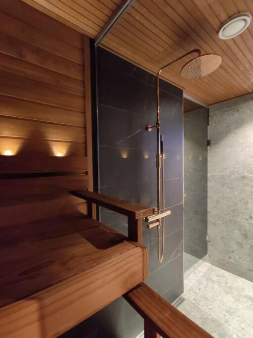 Cosy city apartment - two bedrooms, sauna and free parking, Wi-Fi