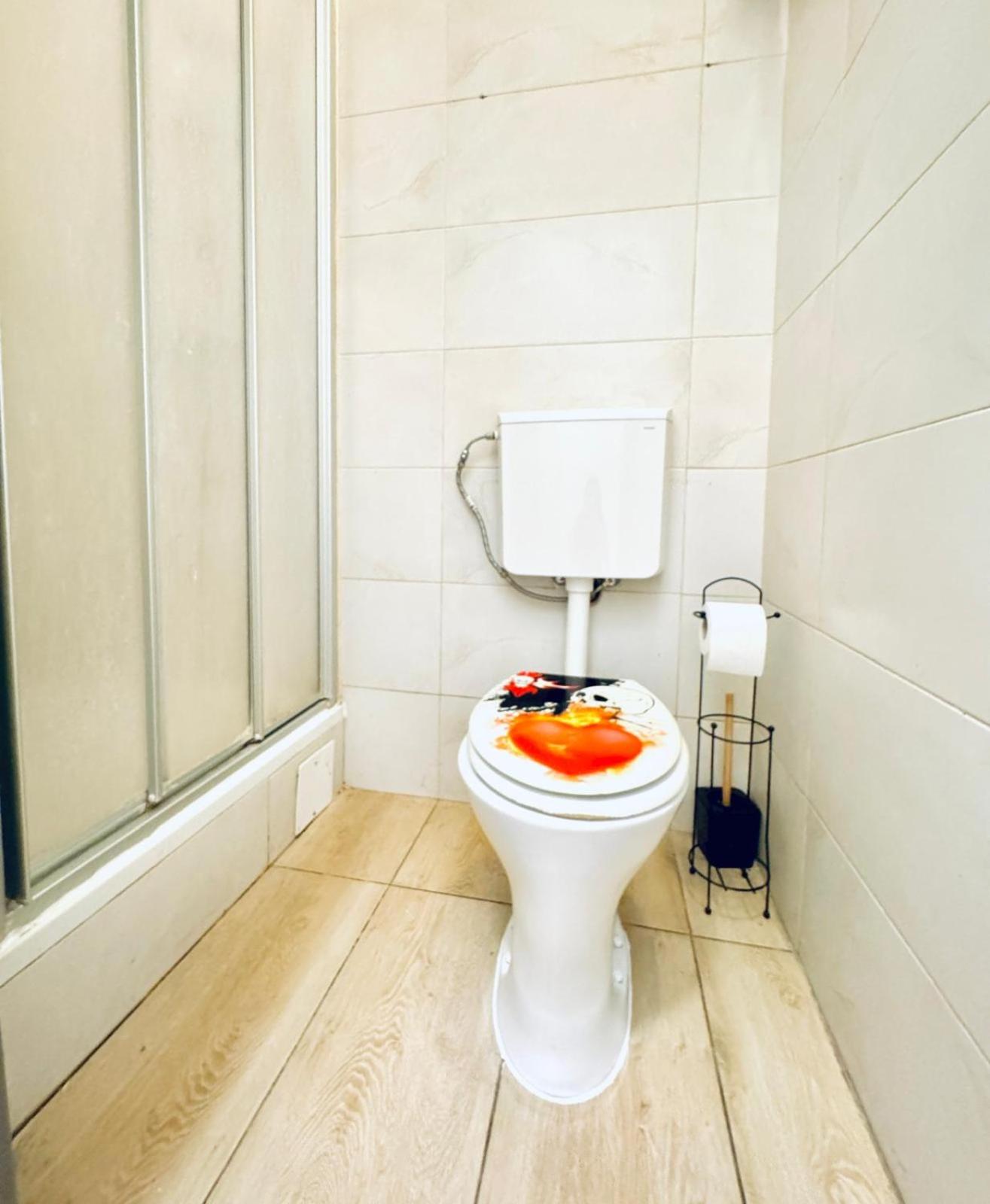 Private Rooms in 4BR Apartment Near FAC Platz, 10-Min Walk