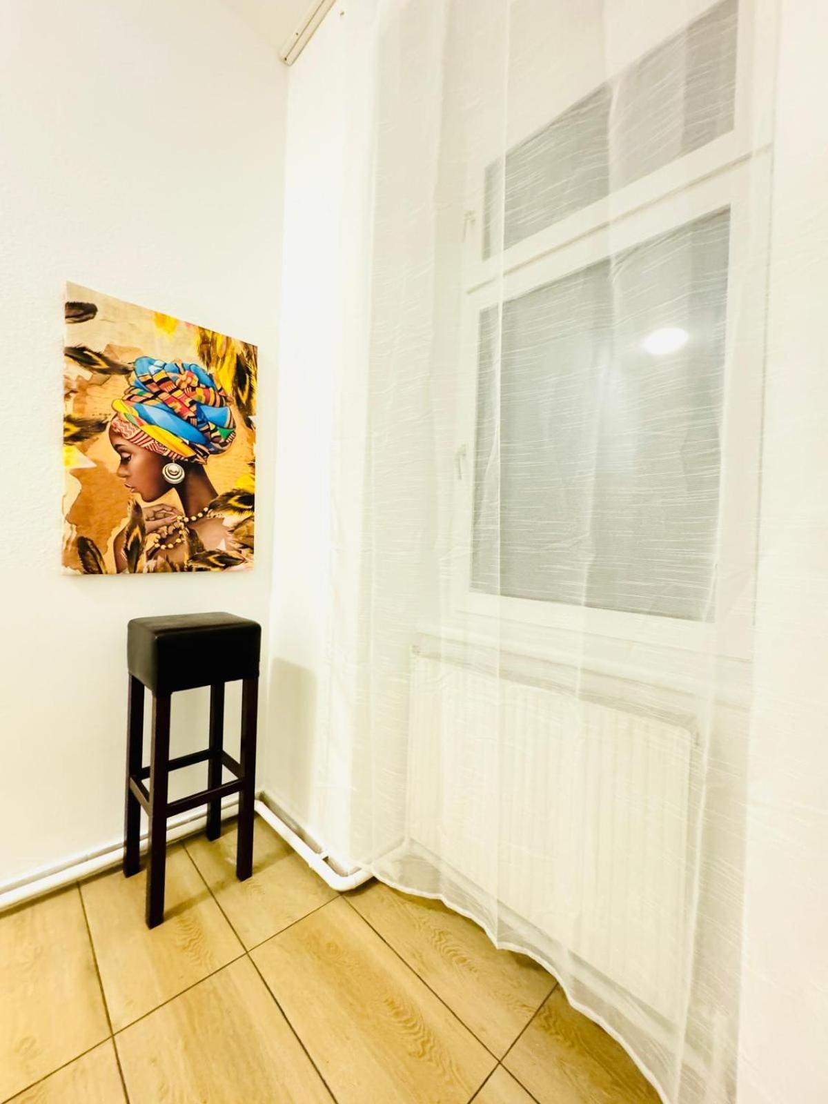 Private Rooms in 4BR Apartment Near FAC Platz, 10-Min Walk