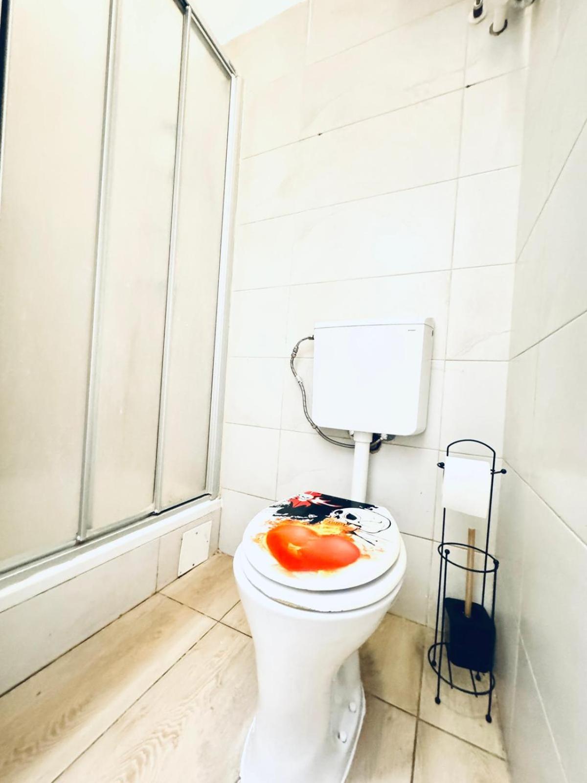 Private Rooms in 4BR Apartment Near FAC Platz, 10-Min Walk