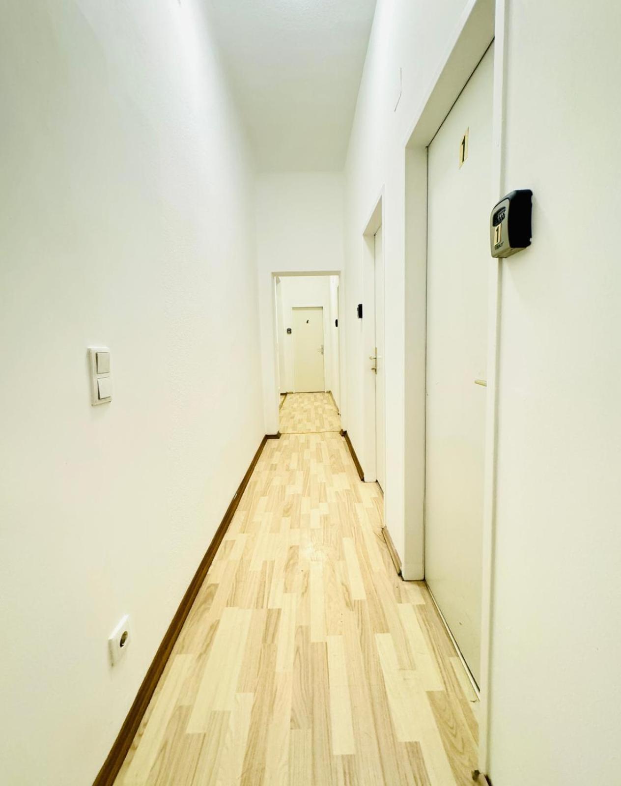 Private Rooms in 4BR Apartment Near FAC Platz, 10-Min Walk
