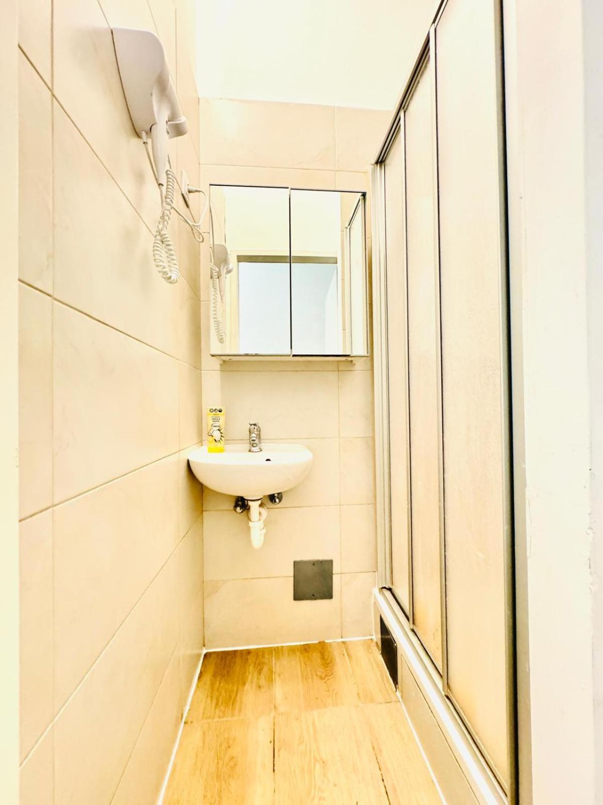 Private Rooms in 4BR Apartment Near FAC Platz, 10-Min Walk