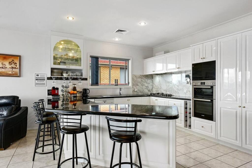 6-BR house in prime location with fantastic views