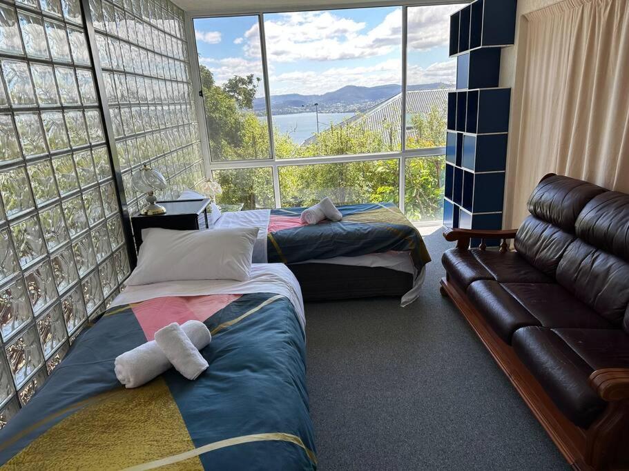 6-BR house in prime location with fantastic views