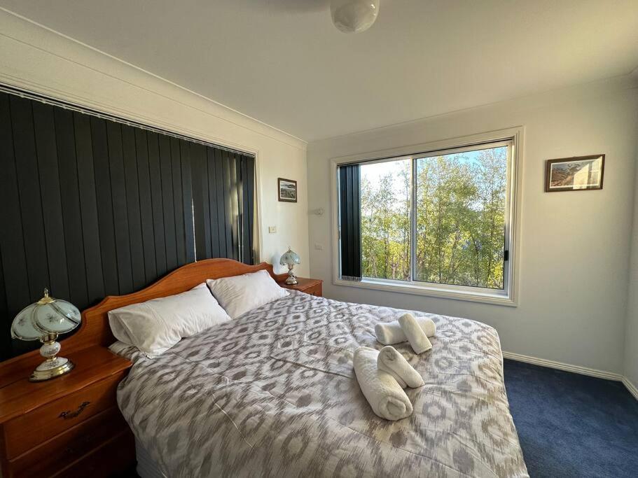 6-BR house in prime location with fantastic views