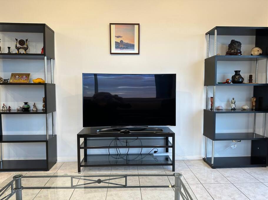 6-BR house in prime location with fantastic views