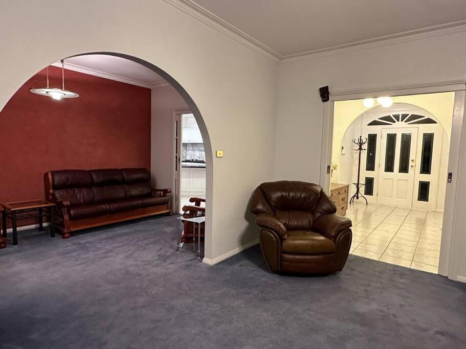 6-BR house in prime location with fantastic views