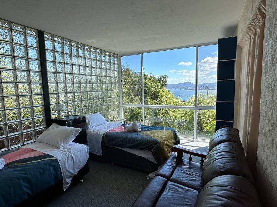 6-BR house in prime location with fantastic views