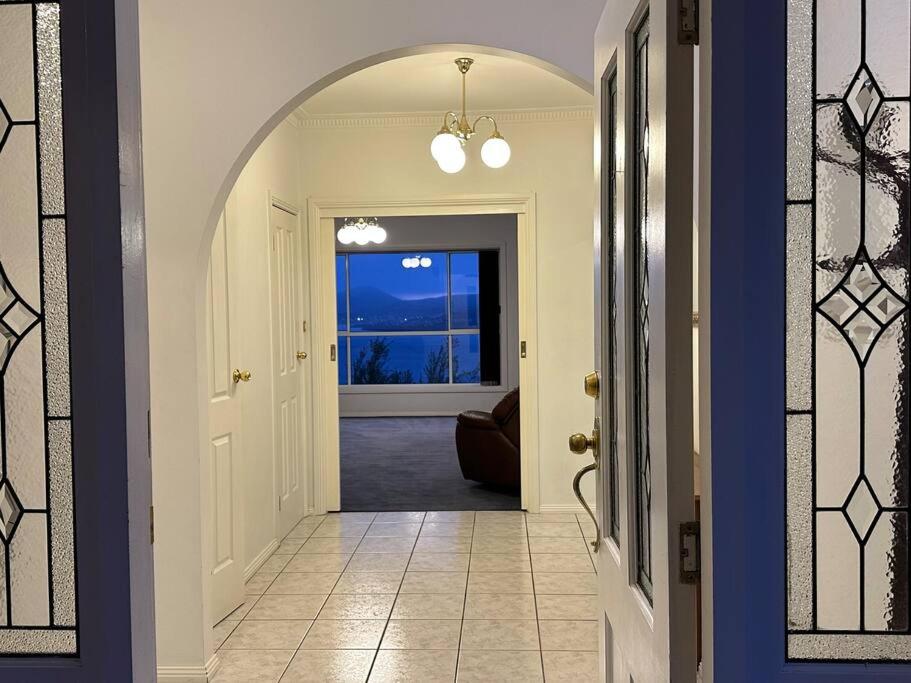 6-BR house in prime location with fantastic views