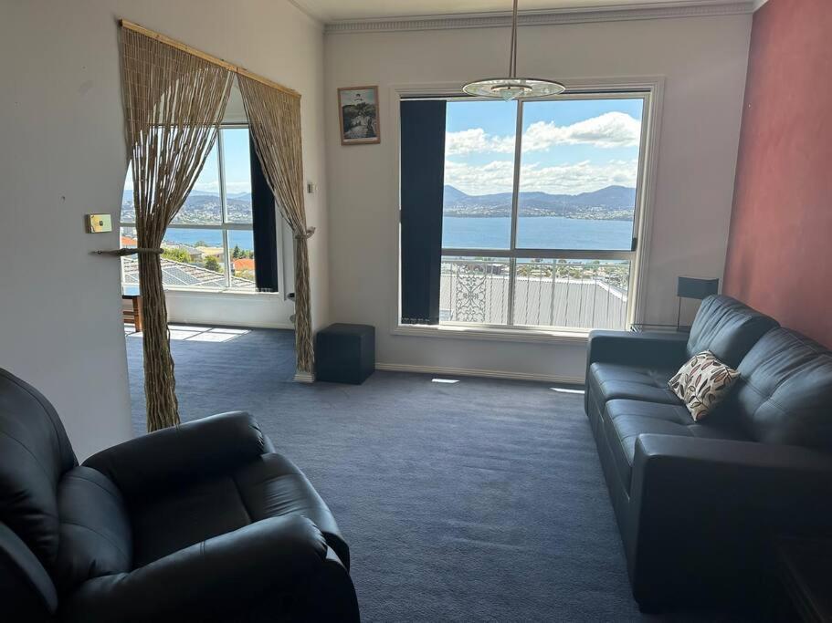 6-BR house in prime location with fantastic views