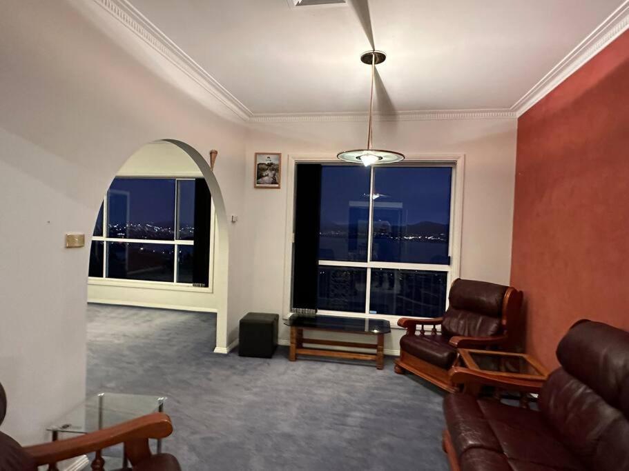 6-BR house in prime location with fantastic views